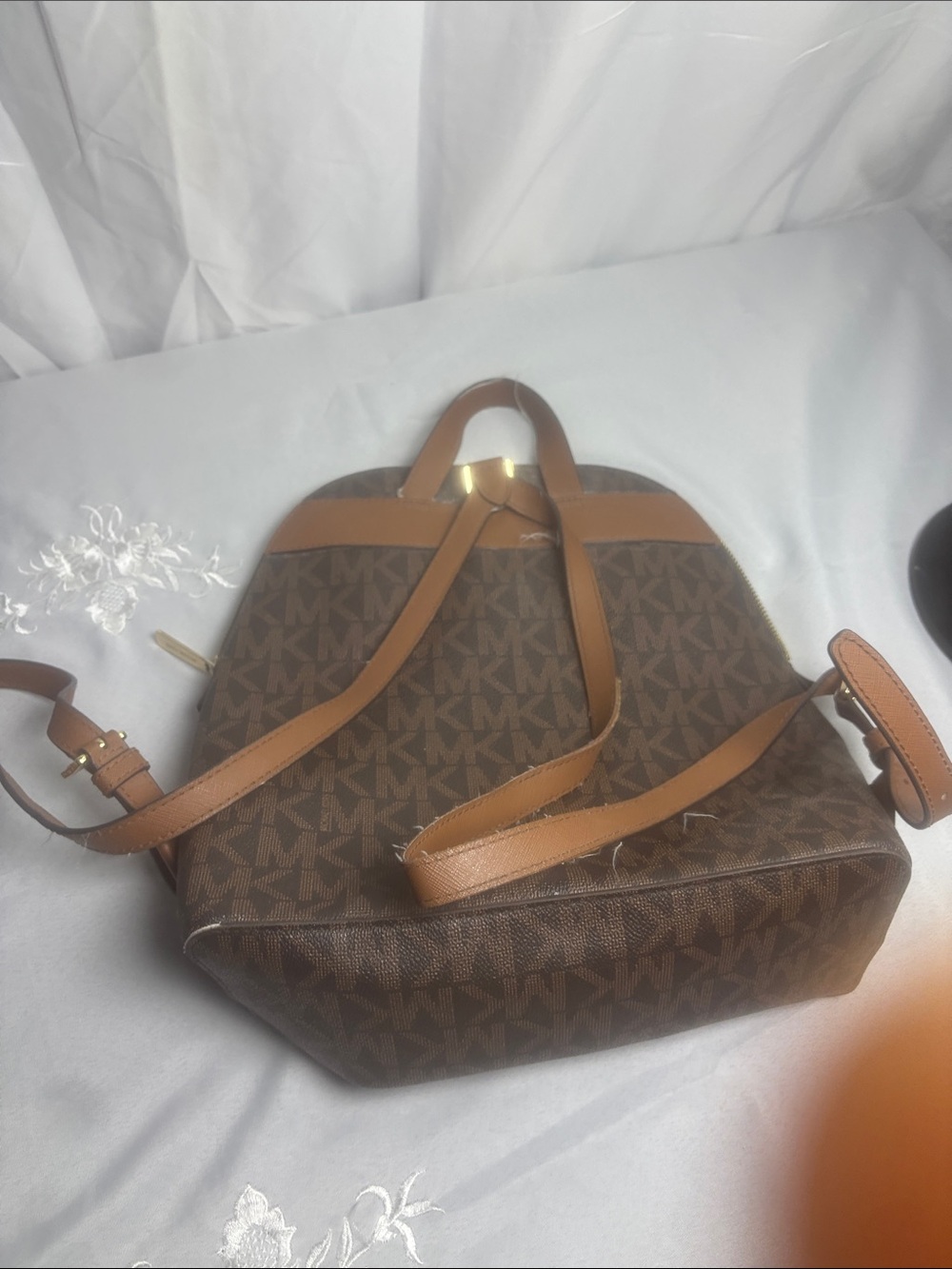 Michael Kors Men’s Taupe and Cream Leather Organizer with Gold Logo - Picture 5 of 5